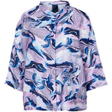 Gennemknappet med bluse med trekvart ærmer i lilla og blå toner set forfra