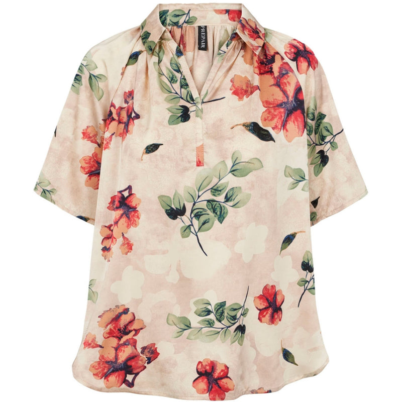 Smuk bluse i sateen look med store smukke blomster i røde og grønne nuancer set forfra