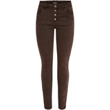 Mørkebrune jeans med knapper smalle ben og ellers en almindelig fem lomme model med lommer bagpå og i siden set forfra