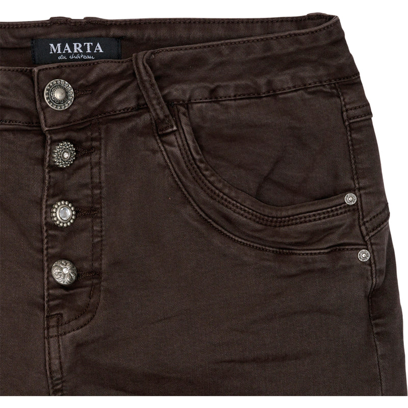 Mørkebrune jeans med knapper smalle ben og ellers en almindelig fem lomme model med lommer bagpå og i siden set tæt på lommer