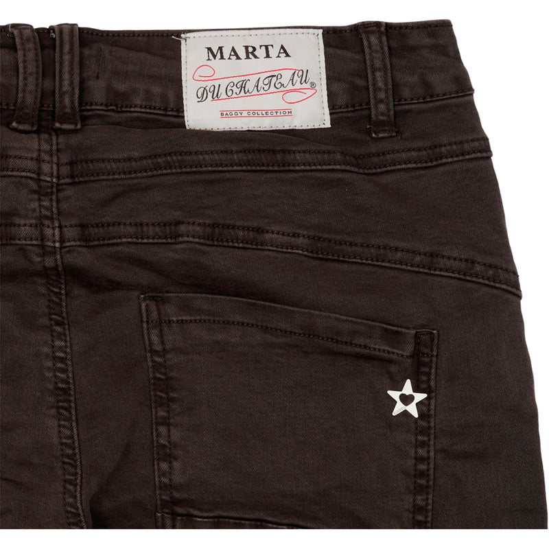 Mørkebrune jeans med knapper smalle ben og ellers en almindelig fem lomme model med lommer bagpå og i siden set bagfra
