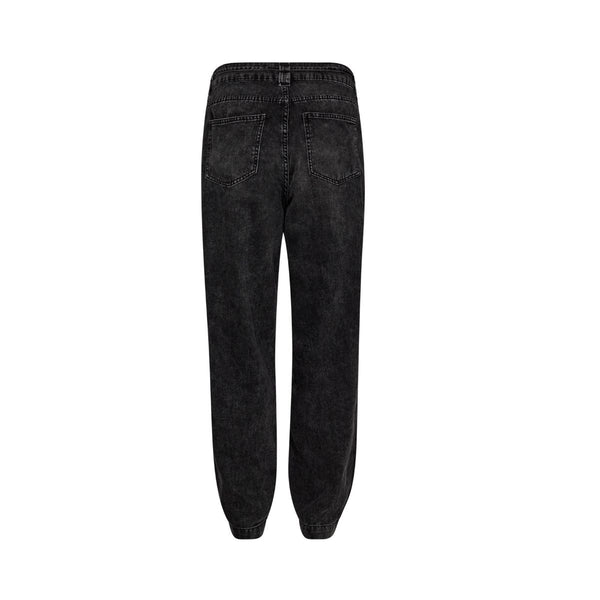 BROOKEGO JEANS BLACK WASHED

BrookeGO jeans i en fed vasket sort farve fra&nbsp;Gossia. Jeanse har en afslappet pasform med lidt løsere ben, der giver et behageligt og casual look. Denne buks har bindebånd i taljen hvilket tilføjer en ekstra detalje og muligheden for at justere taljen for en bedre pasform.

Bindebånd i taljen, 2 lommer, går ind i bene forneden og lukkes med knap og lynlås

Afslappet pasform
Vasket sort farve

Størrelsesguide: BrookeGO Jeans&nbsp;er normal i størrelsen.&nbsp;