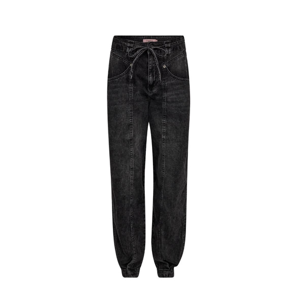 BROOKEGO JEANS BLACK WASHED

BrookeGO jeans i en fed vasket sort farve fra&nbsp;Gossia. Jeanse har en afslappet pasform med lidt løsere ben, der giver et behageligt og casual look. Denne buks har bindebånd i taljen hvilket tilføjer en ekstra detalje og muligheden for at justere taljen for en bedre pasform.

Bindebånd i taljen, 2 lommer, går ind i bene forneden og lukkes med knap og lynlås

Afslappet pasform
Vasket sort farve

Størrelsesguide: BrookeGO Jeans&nbsp;er normal i størrelsen.&nbsp;