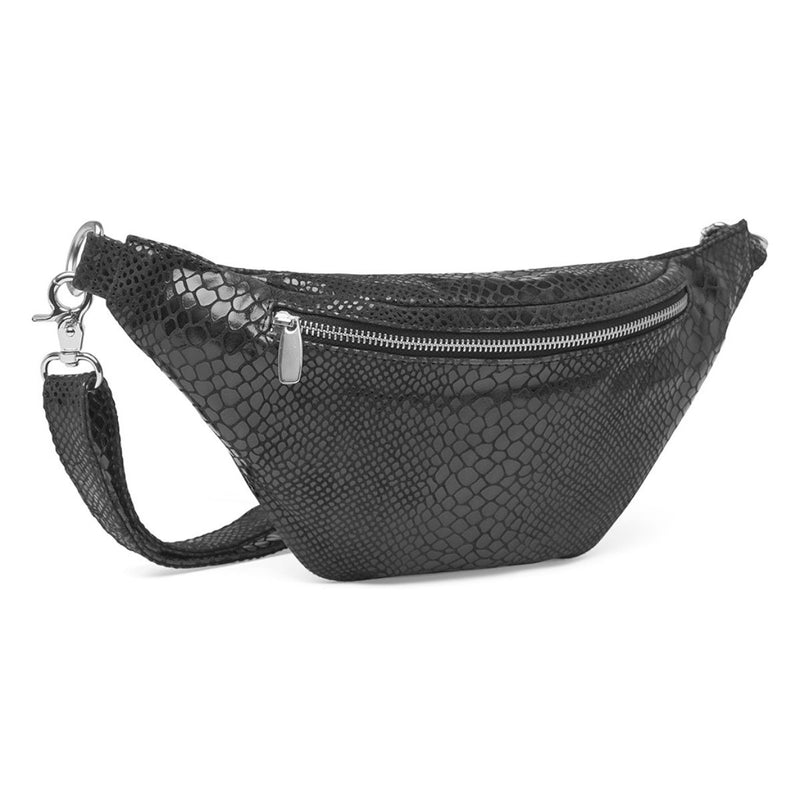 BUMBAG BLACK CROCO

Blød og lækker bumbag fra Depeche. Tasken har et større lynlåslomme foran. Lynlåsene er rå og ru i looket, hvilket giver et cool look. Denne bumbag kan bruges både som crossover og som bæltetaske. Indvendigt har den et stort rum med god plads, en lomme med lynlås.



Lækker og blød kvalitet
Sølv lynlåse
Justerbar rem
Crossover og bæltetaske i én
Krokodille print
100% læder



Størrelsesguide:&nbsp;H: 16 x B: 35 x D: 7 cm.