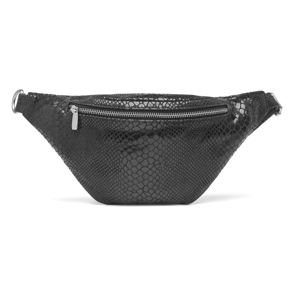 BUMBAG BLACK CROCO

Blød og lækker bumbag fra Depeche. Tasken har et større lynlåslomme foran. Lynlåsene er rå og ru i looket, hvilket giver et cool look. Denne bumbag kan bruges både som crossover og som bæltetaske. Indvendigt har den et stort rum med god plads, en lomme med lynlås.



Lækker og blød kvalitet
Sølv lynlåse
Justerbar rem
Crossover og bæltetaske i én
Krokodille print
100% læder



Størrelsesguide:&nbsp;H: 16 x B: 35 x D: 7 cm.