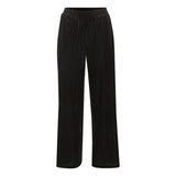 Sorte bukser med vidde og elastik i taljen i en klassisk sort farve set forfra