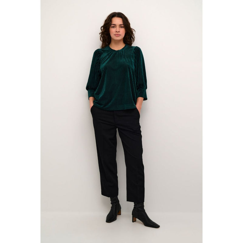 CACA BLOUSE GARDEN TOPIARY C

Meget fin bluse fra Kaffe. Caca blouse har rund hals med, halv lange ærmer og løs pasform. Den er stribet med velour og mesh materiale, som giver den et feminint udtryk.



Rund hals og halv lange ærmer
Striber i velour og mesh
Mørk grøn
Løs pasform
Fåes også i sort


Størrelsesguide: Caca blouse er normal i størrelsen.