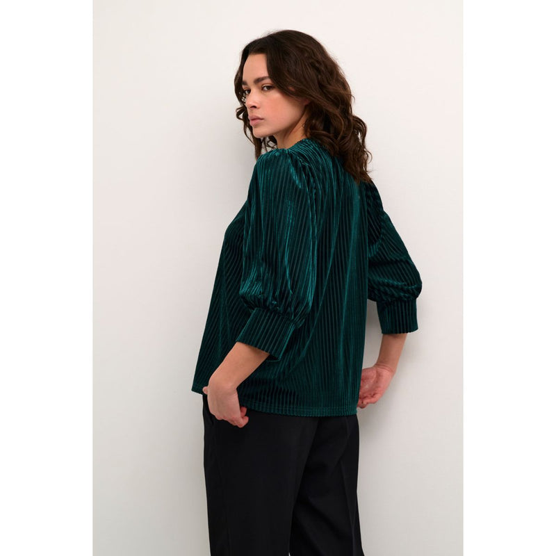 CACA BLOUSE GARDEN TOPIARY C

Meget fin bluse fra Kaffe. Caca blouse har rund hals med, halv lange ærmer og løs pasform. Den er stribet med velour og mesh materiale, som giver den et feminint udtryk.



Rund hals og halv lange ærmer
Striber i velour og mesh
Mørk grøn
Løs pasform
Fåes også i sort


Størrelsesguide: Caca blouse er normal i størrelsen.