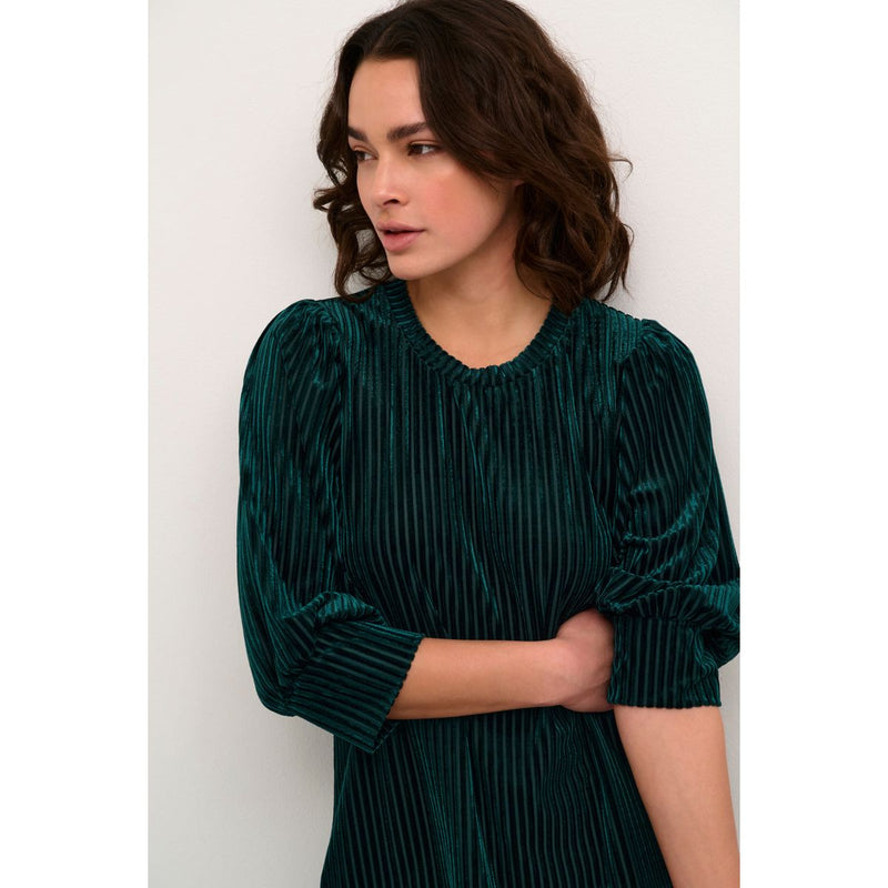 CACA BLOUSE GARDEN TOPIARY C

Meget fin bluse fra Kaffe. Caca blouse har rund hals med, halv lange ærmer og løs pasform. Den er stribet med velour og mesh materiale, som giver den et feminint udtryk.



Rund hals og halv lange ærmer
Striber i velour og mesh
Mørk grøn
Løs pasform
Fåes også i sort


Størrelsesguide: Caca blouse er normal i størrelsen.