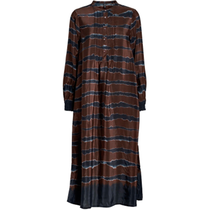 Lang kjole fra prepair i sort og brun med print den har rund hals og stolpe med knapper den har lange der afsluttes med smock set forfra