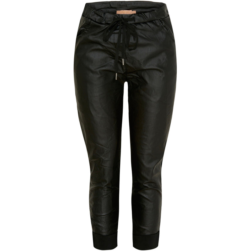 Sorte læderlook bukser i en lidt baggy kvalitet og med opsmøg den har snøre og elastik i taljen set forfra