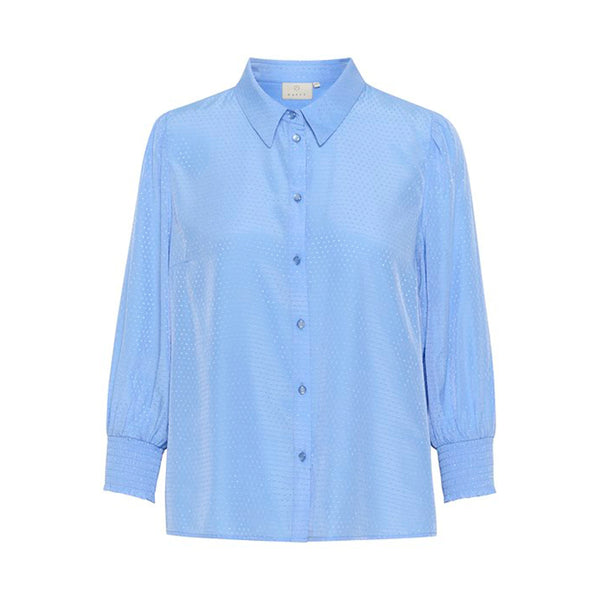 Blå gennemknappet bluse med struktur i stoffet den har almindelig skjortekrave og lange ærmer som afsluttes med smock set forfra