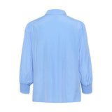 Blå gennemknappet bluse med struktur i stoffet den har almindelig skjortekrave og lange ærmer som afsluttes med smock set bagfra