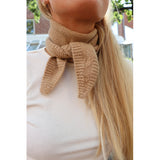 Lille strik tørklæde der bindes rundt om halsen i brun set på model
