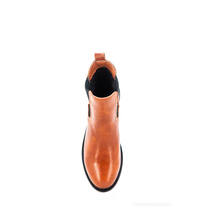 Cognacfarvede ankelstøvler med elastik i siden og hælstrop den har runde snuder og lille hæl set oppefra