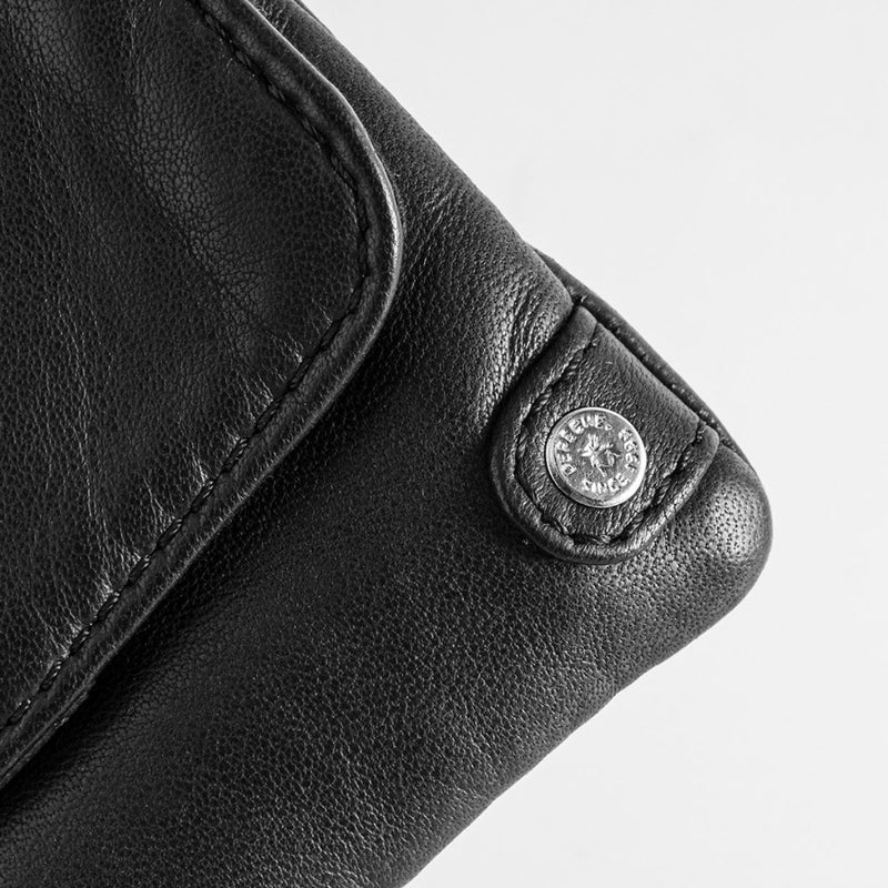 CREDIT CARD HOLDER BLACK (NERO)


Pung/kreditkortholder i l lækkert blødt læder. Pungen er ie en vasket læderkvalitet, som giver et casual look. Pungen er dekoreret med en klap foran med en skjult lynlåslomme indeni.

Indvendigt:&nbsp;Pungen har et lille primært rum med plads til mønter og opdeling med plads til 4 kreditkort.

Lukkes med lynlås
Klassisk sort farve
Fås i flere farver
100% skind
H: 10 x L: 15 D: 1,5 cm

Størrelsesguide:&nbsp;H: 10 x L: 15 D: 1,5 cm