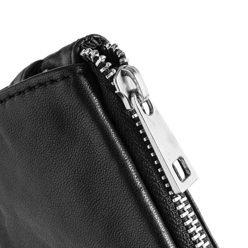 CREDIT CARD HOLDER BLACK (NERO)


Pung/kreditkortholder i l lækkert blødt læder. Pungen er ie en vasket læderkvalitet, som giver et casual look. Pungen er dekoreret med en klap foran med en skjult lynlåslomme indeni.

Indvendigt:&nbsp;Pungen har et lille primært rum med plads til mønter og opdeling med plads til 4 kreditkort.

Lukkes med lynlås
Klassisk sort farve
Fås i flere farver
100% skind
H: 10 x L: 15 D: 1,5 cm

Størrelsesguide:&nbsp;H: 10 x L: 15 D: 1,5 cm