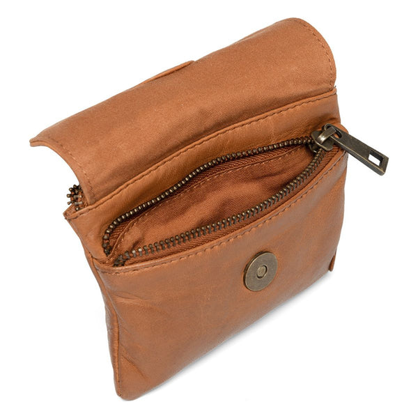 CREDIT CARD HOLDER COGNAC


Pung/kreditkortholder i l lækkert blødt læder. Pungen er ie en vasket læderkvalitet, som giver et casual look. Pungen er dekoreret med en klap foran med en skjult lynlåslomme indeni.

Indvendigt:&nbsp;Pungen har et lille primært rum med plads til mønter og opdeling med plads til 4 kreditkort.

Lukkes med lynlås
Cognac farve
Fås i flere farver
100% skind
H: 10 x L: 15 D: 1,5 cm

Størrelsesguide:&nbsp;H: 10 x L: 15 D: 1,5 cm