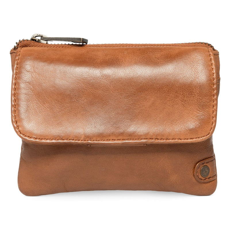 CREDIT CARD HOLDER COGNAC


Pung/kreditkortholder i l lækkert blødt læder. Pungen er ie en vasket læderkvalitet, som giver et casual look. Pungen er dekoreret med en klap foran med en skjult lynlåslomme indeni.

Indvendigt:&nbsp;Pungen har et lille primært rum med plads til mønter og opdeling med plads til 4 kreditkort.

Lukkes med lynlås
Cognac farve
Fås i flere farver
100% skind
H: 10 x L: 15 D: 1,5 cm

Størrelsesguide:&nbsp;H: 10 x L: 15 D: 1,5 cm