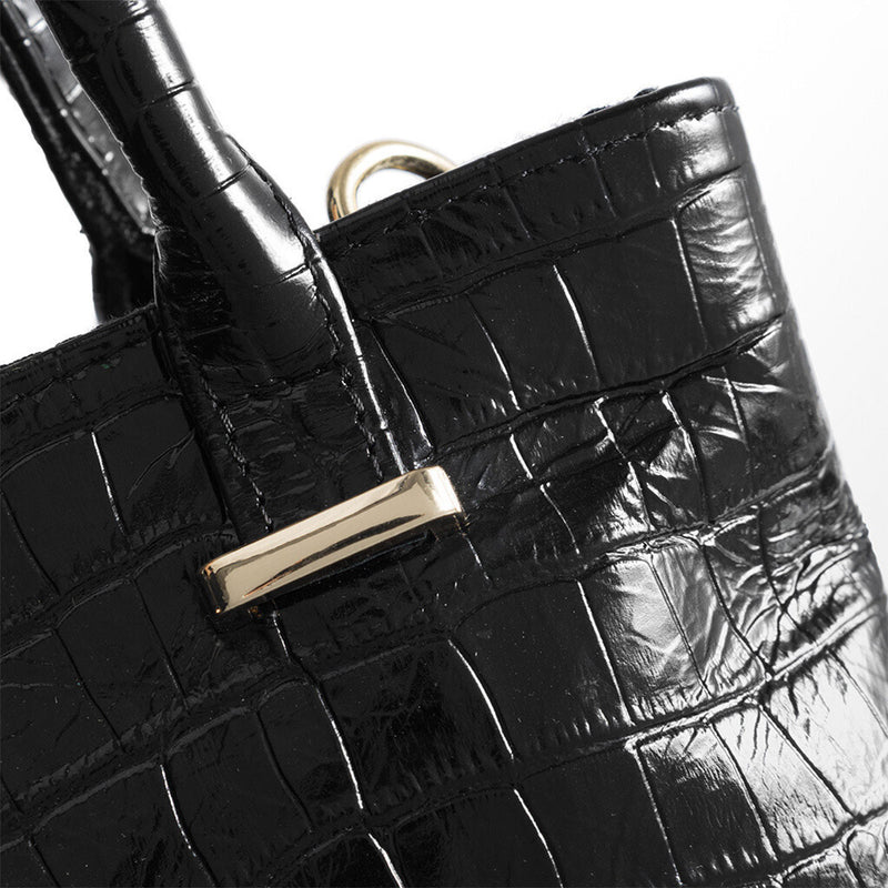 Sort taske med croco i sort skind med hank og aftagelige rem set tæt på croco