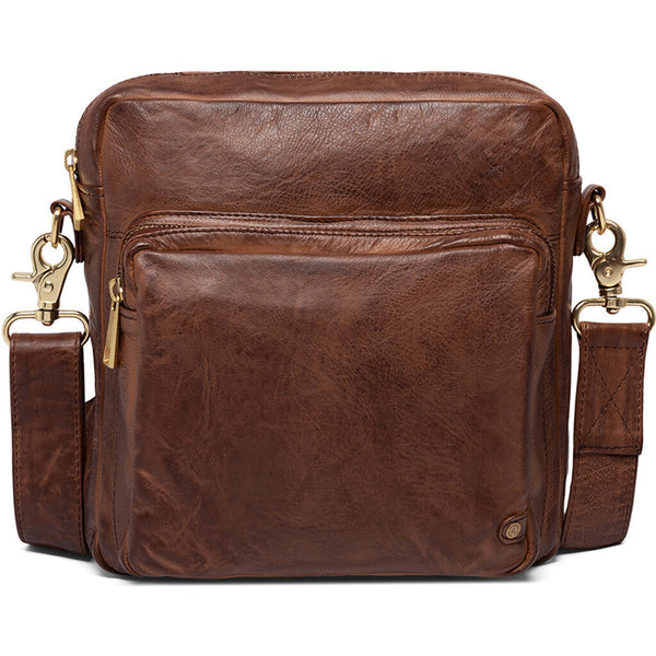 Cognac farvet læder taske med et stort og mindre rum den har justerbar rem set forfra