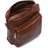 Cognac farvet læder taske med et stort og mindre rum den har justerbar rem set åben