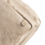 Flot lys sandfarvet taske i skind med et stort rum og et mindre den har justerbar rem og gulddeljer set tæt på emblem