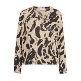 Sand farvet bluse i et sort leo print den har v-udskæring og lange ærmer som afsluttes med smal fast manchet og knap set forfra
