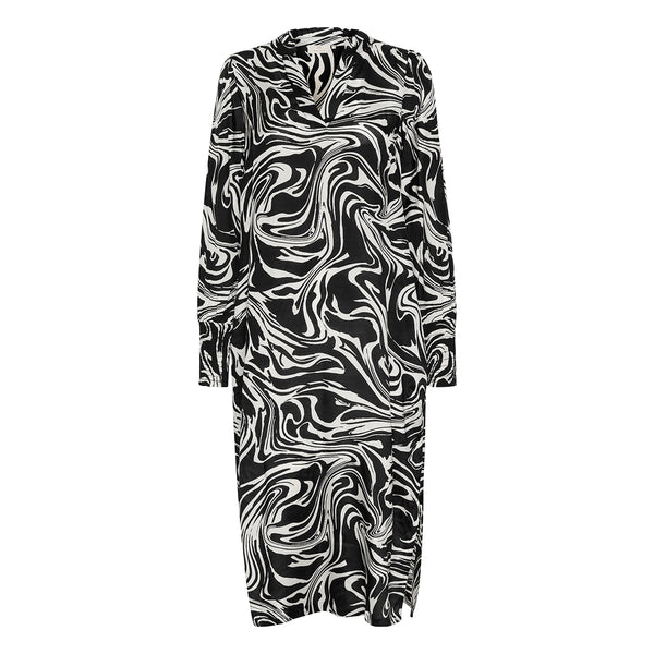 Lang kjole med sort og hvidt grafisk print  med v-hals og lange ærmer