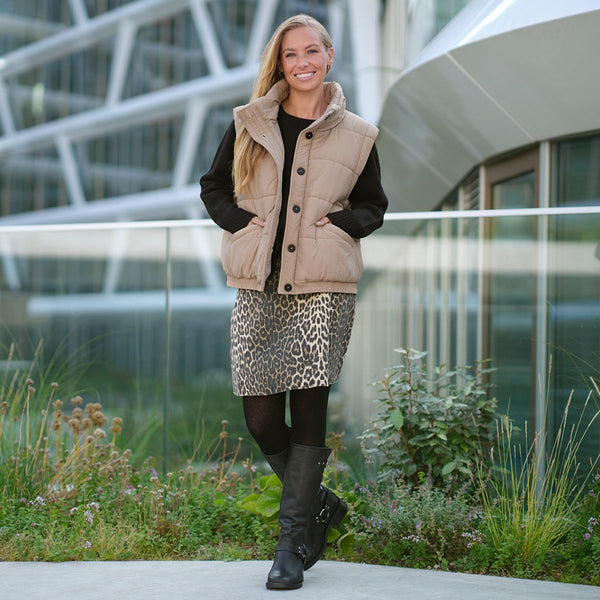 ELINA VEST SAND

Vatteret vest fra&nbsp; Prepair. Vesten er højhalset, Gennemknappet, har to lommer og elastik i bunden.&nbsp;Elina vest er en skøn varm

Vatteret vest
Sand&nbsp;
Højhals, gennemkappet, 2 lommer og elastik

Størrelsesguide: PREPAIR er generelt lidt stort i størrelsen, så svinger du mellem to størrelser så vælg den mindste.