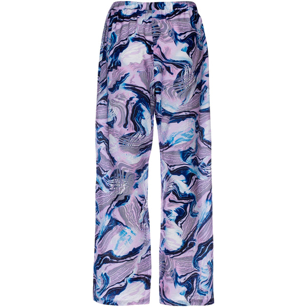 Viskose bukser fra one two luxzuz med vidde ben elastik i linningen lommer i siden farverne er blå og lilla nuancer set bagfra