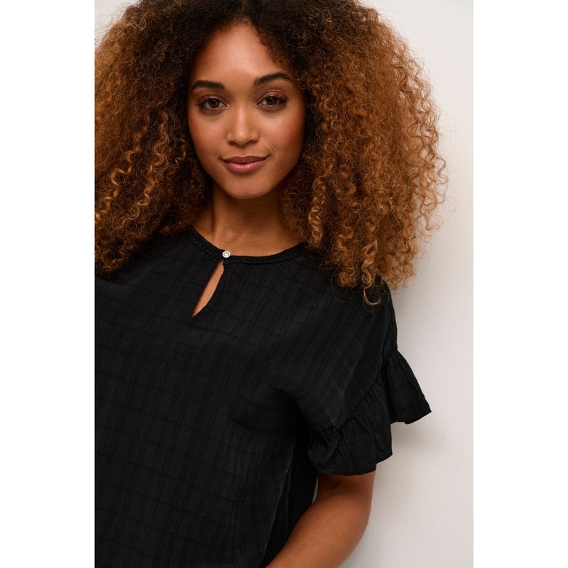 ELLAS CAPSLEEVE BLACK&nbsp;


Skøn og lækker t-shirt fra&nbsp;Culture. Ellas capsleeve har rund hals med et lille sødt touch i form af broderi bånd og der går ned i en lille v-udskæring som kan lukkes med en flot knap med simmerlisten, korte ærmer, der afsluttes med en flæse. Den har det fineste ternet print i stoffet og er i klassisk sort farve. Den har en normal løs pasform.


Rund hals med broderi og korte ærmer der går ud i flæse
Simmerlisten
Klassisk sort
Normal løs pasform
Fåes også i beige

Størrelse