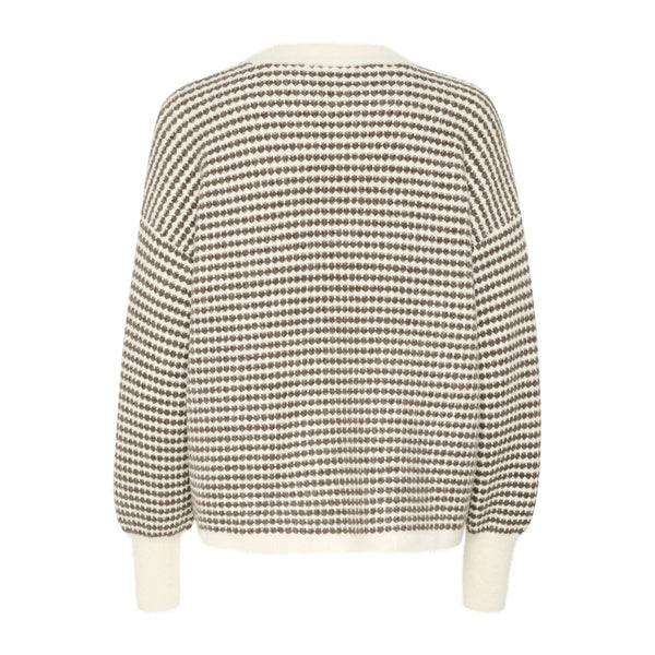 ELLERY KNIT PULLOVER CHALK/MAJOR BROWN

Så skøn blød og lækker strik fra Kaffe, i en lækker kvalitet. Ellery knit er hvid farve med grå brun hjerte lignede mønster, den har rund hals og lange ærmer som afsluttes med en bred ribkant.



Rund hals, lange ærmer, ribkanter
Farverne er hvid og grå brun
Fås også i andre farver
Løs pasform