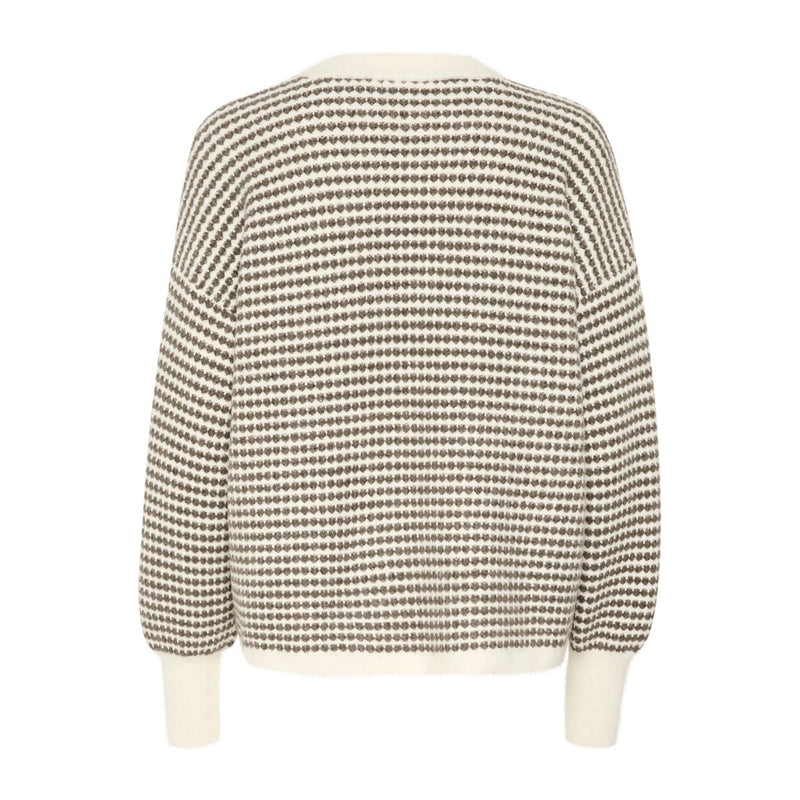 ELLERY KNIT PULLOVER CHALK/MAJOR BROWN

Så skøn blød og lækker strik fra Kaffe, i en lækker kvalitet. Ellery knit er hvid farve med grå brun hjerte lignede mønster, den har rund hals og lange ærmer som afsluttes med en bred ribkant.



Rund hals, lange ærmer, ribkanter
Farverne er hvid og grå brun
Fås også i andre farver
Løs pasform