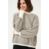 ELLERY KNIT PULLOVER CHALK/MAJOR BROWN

Så skøn blød og lækker strik fra Kaffe, i en lækker kvalitet. Ellery knit er hvid farve med grå brun hjerte lignede mønster, den har rund hals og lange ærmer som afsluttes med en bred ribkant.



Rund hals, lange ærmer, ribkanter
Farverne er hvid og grå brun
Fås også i andre farver
Løs pasform