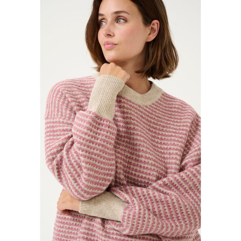 ELLERY KNIT PULLOVER FEATHER GRAY/ROSA

Så skøn blød og lækker strik fra Kaffe, i en lækker kvalitet. Ellery knit er beige farve med rosa hjerte lignede mønster, den har rund hals og lange ærmer som afsluttes med en bred ribkant.



Rund hals, lange ærmer, ribkanter
Farverne er beige og rosa
Fås også i andre farver
Løs pasform