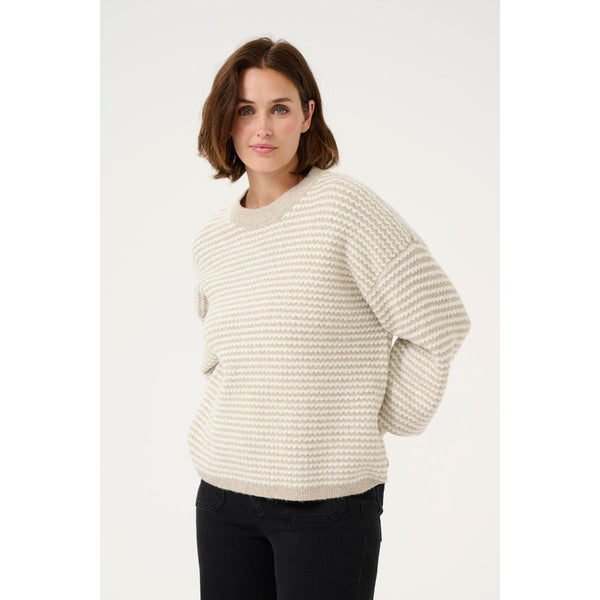 ELLERY KNIT PULLOVER FEATHER GREY/CHALK

Så skøn blød og lækker strik fra Kaffe, i en lækker kvalitet. Ellery knit er sand farvet&nbsp; med hvide hjerte lignede mønster, den har rund hals og lange ærmer som afsluttes med en bred ribkant.



Rund hals, lange ærmer, ribkanter
Farverne er sand og hvid
Fås også i andre farver
Løs pasform