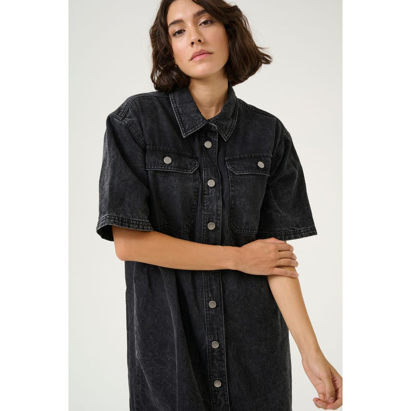 EMMA DENIM SHIRT DRESS MEDIUM GREY DENIM

Flot cowboy kjole i sort/grå vasket farve fra Kaffe. Emma Shirt Dress har almindelig skjortekrave, 2 brystlommer med knap og korte ærmer. Den har en normal pasform og lukkes med knapper hele vejen ned. Den går ca. til lige op over knæet, afhængig af hvor høj man er.



Skjortekrave, brystlommer med knap og korte ærmer

Lukkes med knapper

Normal pasform
Længde til knæet&nbsp;


Størrelsesguide: Emma denim shirt dress er normal til rummelig i størrelsen, hvis du svin