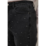 Klassiske sorte jeans med sten de har almindelig knap lynlås og smalle ben set tæt på sten og lomme