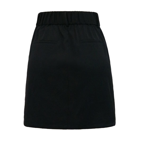 FREDE SKIRT BLACK

Klassisk sort nederdel ved elastik i lænden fra Liberté.&nbsp;Frede skirt er lavet 100% polyester, der gør den så behagelig at have på. Der er elastik i lænden, så den sætter så godt ind og falder flot bagpå. Der er bæltestropper, skårlommer og lukkes med 2 hægter og lynlås. Du kan både have den siddende oppe i taljen eller længere nede ved hoften. Nederdelen går ca. ned til midten af lårene afhængig af hvor høj man er.

Fast linning, bælte stropper, skårlommer, lukkes med 2 hægter og lyn