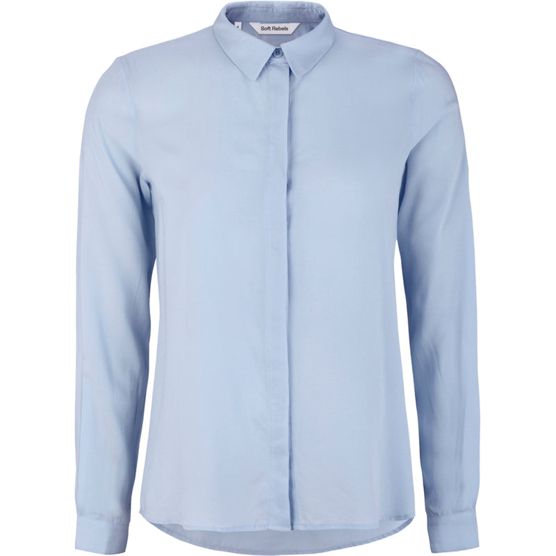 Klassisk lyseblå skjorte som er gennemknappet med skjulte knapper har almindelig skjortekrave og lange ærmer som afsluttes med fast manchet og knap set forfra