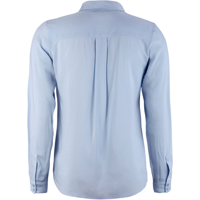 Klassisk lyseblå skjorte som er gennemknappet med skjulte knapper har almindelig skjortekrave og lange ærmer som afsluttes med fast manchet og knap set bagfra hvor man kan se læg på ryggen