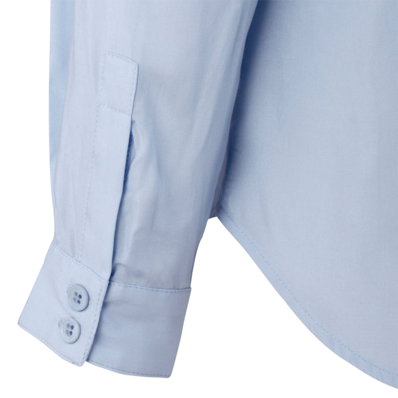 Klassisk lyseblå skjorte som er gennemknappet med skjulte knapper har almindelig skjortekrave og lange ærmer som afsluttes med fast manchet og knap set tæt på ærmets afslutning og knapper