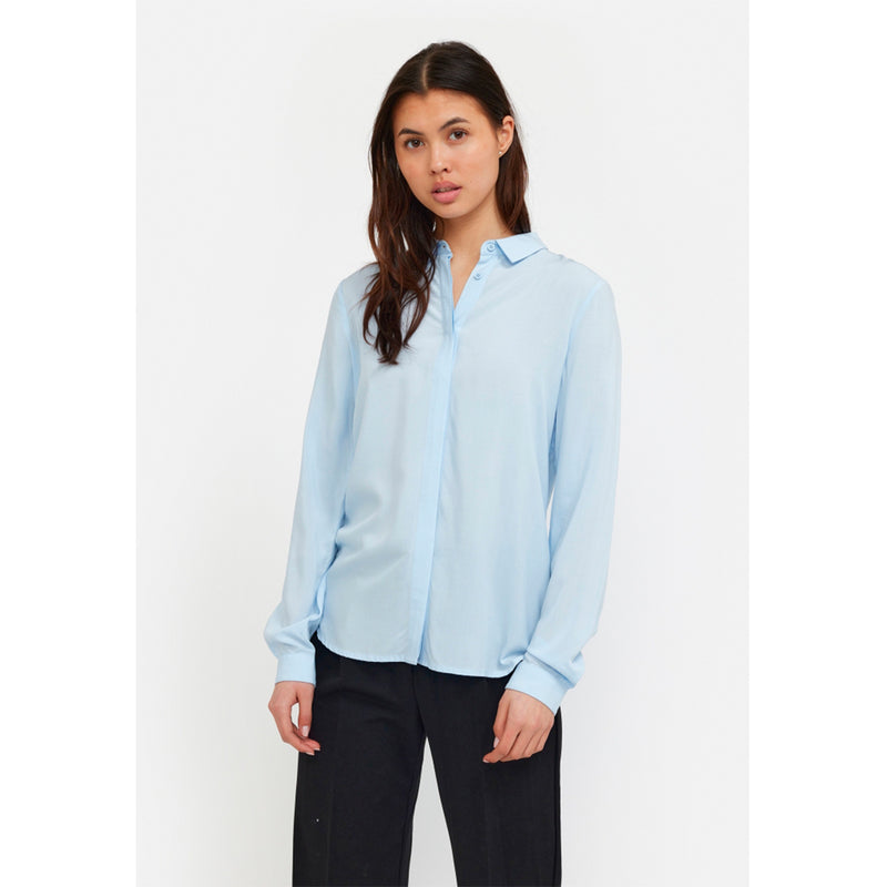 Klassisk lyseblå skjorte som er gennemknappet med skjulte knapper har almindelig skjortekrave og lange ærmer som afsluttes med fast manchet og knap set forfra på soft rebels model