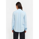 Klassisk lyseblå skjorte som er gennemknappet med skjulte knapper har almindelig skjortekrave og lange ærmer som afsluttes med fast manchet og knap set bagfra på soft rebels model