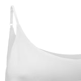 Klassisk hvid top med justerbaré stropper set tæt på stropper
