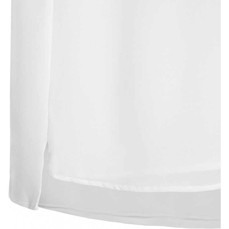 Klassisk hvid top med justerbaré stropper set tæt på slids