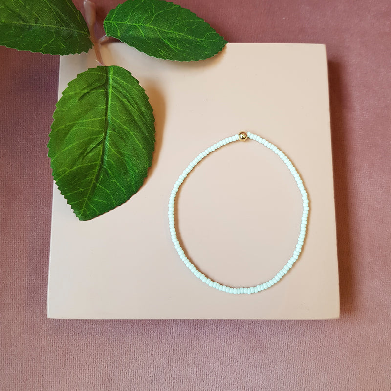 mint grønt elastik perle armbånd med guld perle set oppefra