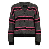 FRO CARGIDAN DARK GREY BLACK PINK STRIPE&nbsp;

Super lækker strik cardigan fra Liberté. Fro cargidan er lavet i et flot farvespil af grå, sort og pink. Den har rund hals med v-udskæring og ribkant, lange ærmer der afsluttes med en ribkant og i bunden af strikken. Strikken har en løs og virkelig blød og behagelig pasform.&nbsp;



Rund hals med v-udskæring, lange ærmer og rib kant&nbsp;
Stribet
Farverne er grå, sort og pink
Løs pasform