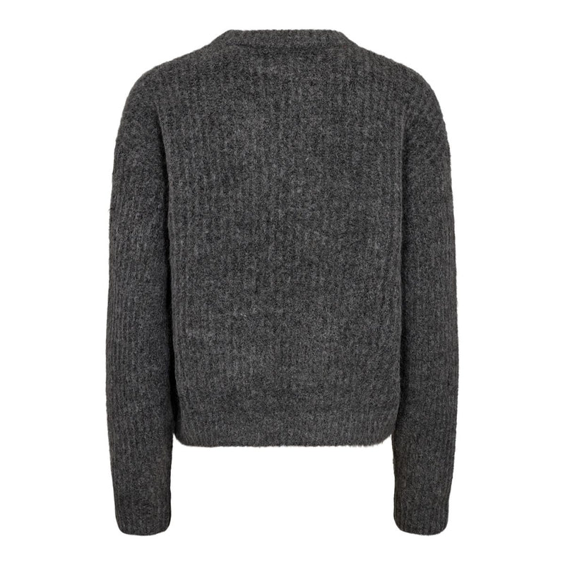 FRO PULLOVER BOW DARK GREY

Super lækker striktrøje fra Liberté. Fro pullover er en grå strik med sorte små velour sløjfer. Den har rund hals med ribkant, lange ærmer der afsluttes med en ribkant og i bunden af strikken. Strikken har en løs og virkelig blød og behagelig pasform.&nbsp;


Rund hals, lange ærmer og rib kant&nbsp;
Sort sløjfer
Farven er grå
Løs pasform
Fåes også i stribet udgave (grå, sort og pink)

Størrelsesguide: Fro pullover er normal til rummelig i størrelsen, så svinger du mellem 2 større